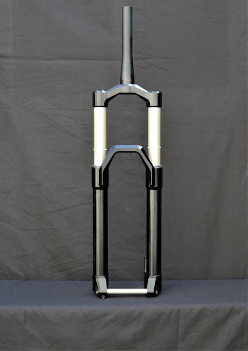   35 Millimeter dicke Standrohre, supersensibles Ansprechverhalten und 2280 Gramm schwer: die neue Intend Blackline Ebonite 29er-Federgabel.