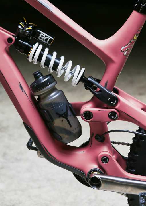   Um endlich eine Trinkflasche integrieren zu können, gibt es die Verbindungsstrebe nur auf einer Seite.