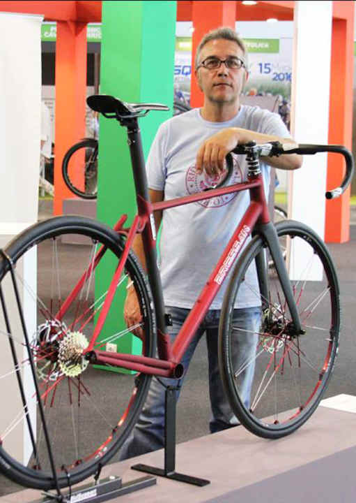   Roberto Bressan doesn't speak English, I don't speak Italian. No matter. Anyone who clicks through the photos on his homepage will quickly realise that any special request is possible. No matter how bizarre. However, a single-speed MTB with a belt drive is also something new for Roberto, as he tells me by e-mail in sparse English. It could take some time.