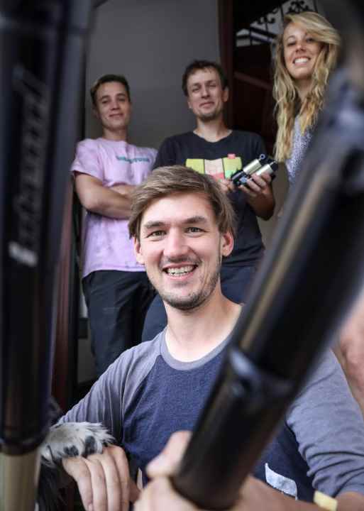 Längst ist aus der ehemaligen One-Man-Show in einer Freiburger WG ein kleines, aber weltweit bekanntes Unternehmen geworden. Die familiäre Atmosphäre ist Intend erhalten geblieben.