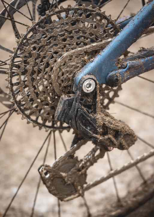 Beim E-MTB-Rennen musste das neue Sram AXS-Schaltwerk gleich mal zeigen, dass es auch bei matschigen Rennbedingungen souverän funktioniert.