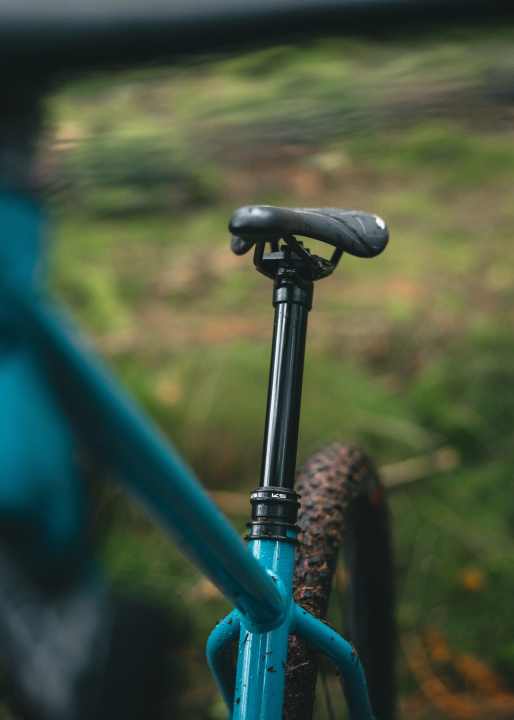 A 150 millimetre telescopic seat post adjustment range is a rarity on youth bikes. On the descent, the freedom of movement provides a safety boost.