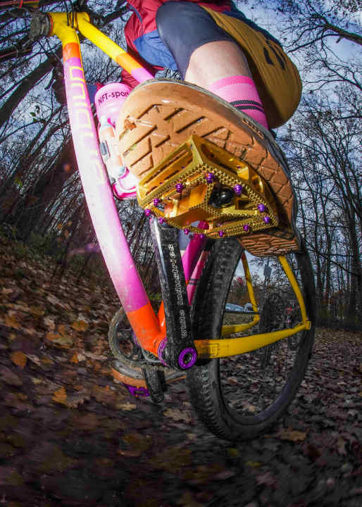 Im Praxistest machten die Haig Rip einen guten Eindruck. Der Grip ist super, ohne dass sich die Pins zu sehr in den Sohlen der Schuhe verbeißen.