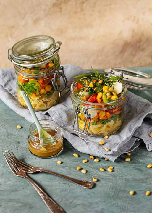 Pasta salad is part of the basics of utilising leftovers. With our recipe, the flavour is not neglected either.