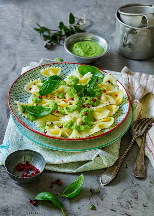 Pasta geht schnell und macht hungrige Biker satt. Mit vorbereitetem Erbsen-Kräuterpesto wird eine gesunde, nahrhafte und vor allem schmackhafte Mahlzeit draus.