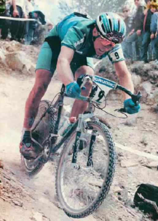   Pistensau: Heute lacht Tomac über sein altes Markenzeichen, den Rennlenker. Der sei "eine verrückte Idee" gewesen.