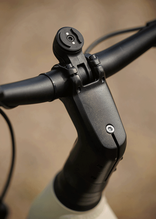 Smart gelöst: Über die MonkeyLink-Schnittstelle am Vorbau können Lampen, Smartphones und andere nicht fix am E-Bike verbauten Verbraucher kabellos aus dem Akku mit Energie versorgt werden.