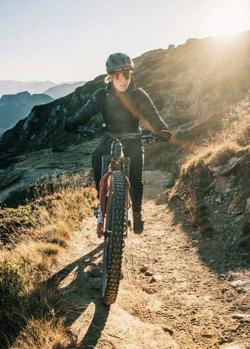 Auf dem Trail zurück zur Fiescheralp ist Konzentration gefragt. Der Trail ist exponiert, ziemlich verblockt, und die steilen Gegenanstiege werden mit der merklich schwindenden Batterieunterstützung immer schwieriger zu bewältigen. Langsam spüren wir, dass wir bereits elf Stunden unterwegs sind und über 4000 Höhenmeter in den Beinen haben. 