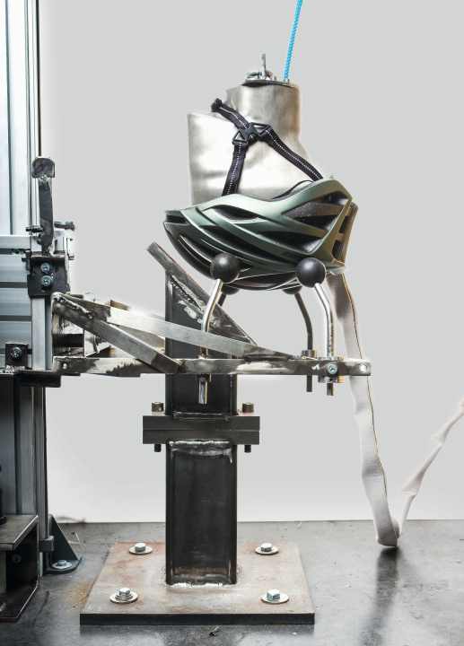 Crash-Test: Der Fallturm im TOUR-Labor lässt den Helm schräg aufprallen. Sensoren im Kopf liefern die Crash-Daten