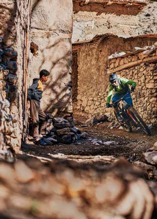 E-Bikes sind in den entlegenen Bergregionen noch längst kein alltäglicher Anblick.