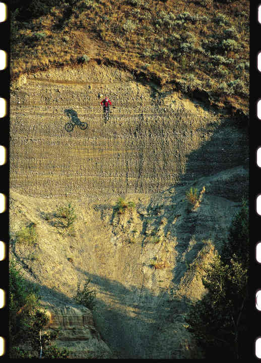 Josh Bender jumps the Jah Drop in Kamloops, a 17-metre cliff, in 2000 and 2001. With this super stunt, Bender gave freeriding a radical motocross image. The fact that Bender crashed on all four attempts seemed to intensify the effect.