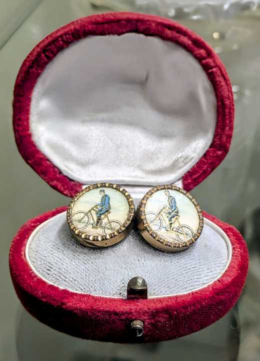 Um 1900 entstanden diese Manschettenknöpfe, die mit einer Miniaturmalerei eines Radfahrers verziert sind.