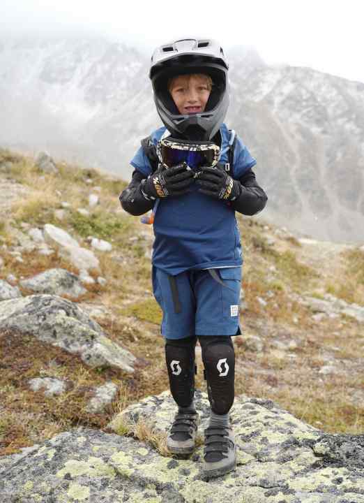 Mit dem Downhill-Helm von Fox sieht Felix aus, wie ein großer Biker.