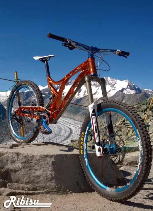 Ribisu: The CNC-machined beauty weighs around four kilos without shock absorbers.