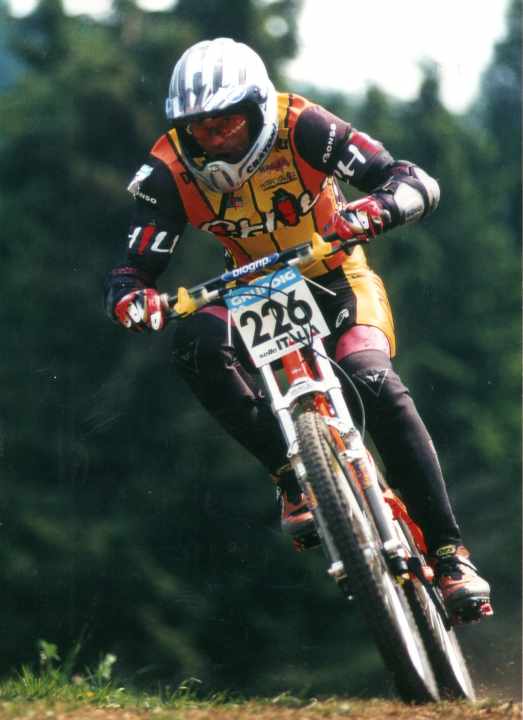 Peter Schaupp on his Hot Chilli Downhiller. Check out the handlebars without any rise.
