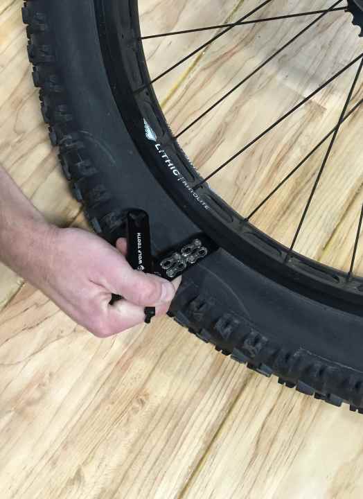   Unterwegs Gold wert: ein stabiler Reifenheber. Der an der Kettenschlosszange Wolf Tooth Master Link Combo ist aus Aluminium und daher nicht für Carbon-Felgen empfohlen.