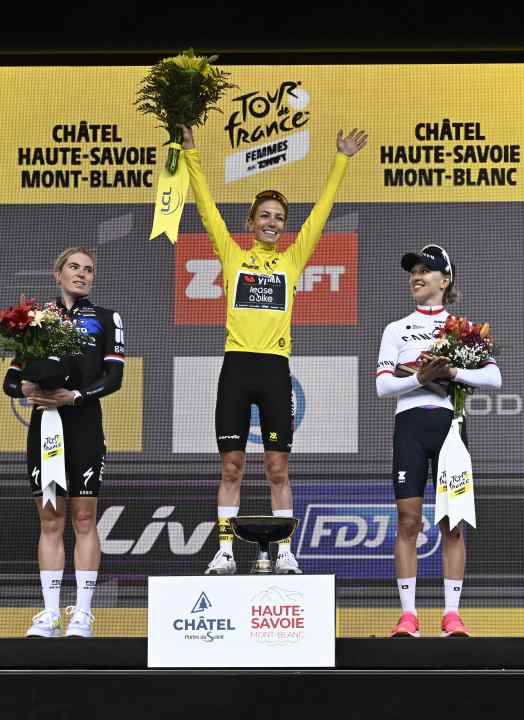 A donné lieu à des discussions : Pauline Ferrand-Prévot (au centre) a remporté haut la main le Tour de France cette année, avec un poids nettement inférieur à celui de sa victoire olympique en VTT l'année précédente.