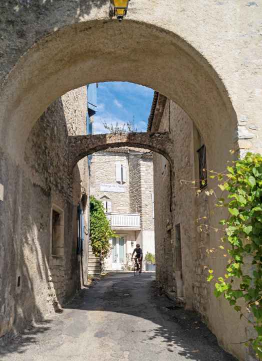 Hübsche Pause: Schöner Rastplatz auf Tour 2: das kleine Dorf Valvignères mit alten Bruchsteinhäusern