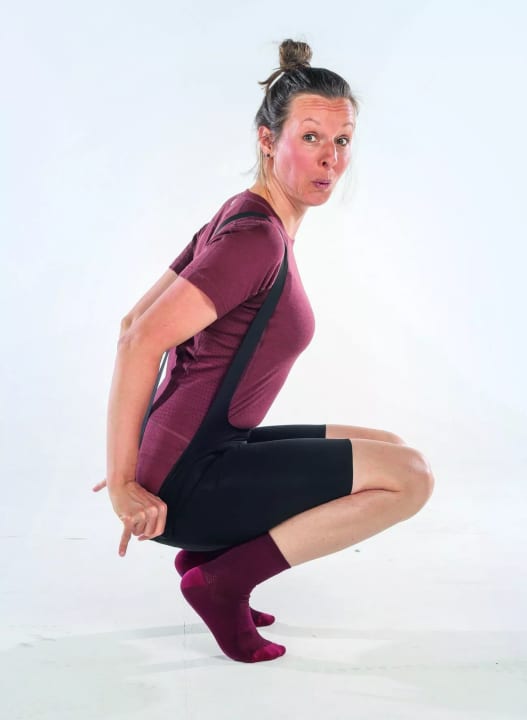 SQlab und Castelli erleichtern Radlerinnen die Pinkelpause. Dank cleverer Konstruktion kann man einfach die Hose über das Gesäß ziehen.