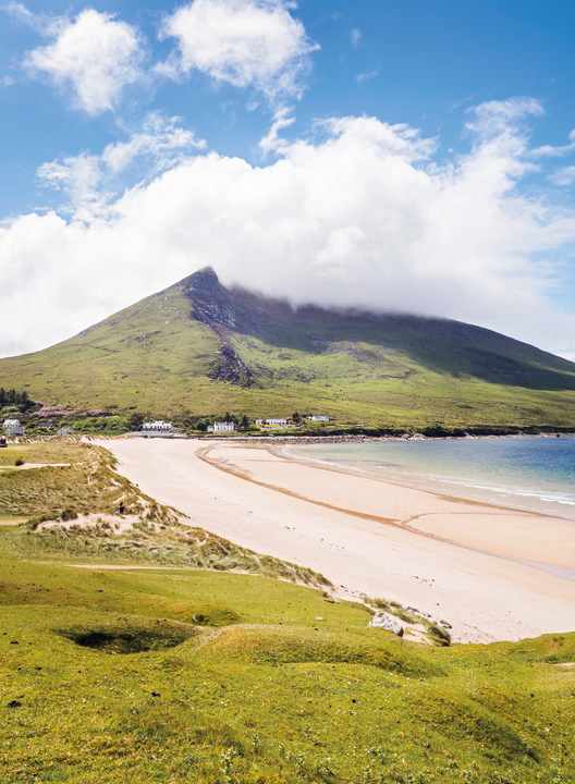 In Doogort at the foot of Mount Slievemore, the beach is almost golden yellow and fine sand.