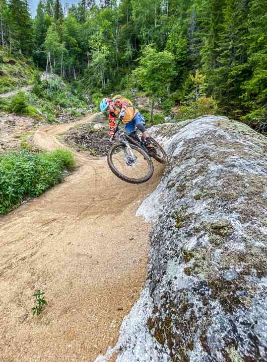 Trial legend Hans Rey tests the work of Australian trail-building legend Glen Jacobs in Høgevarde.