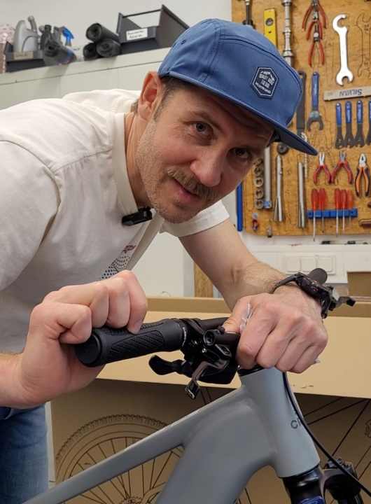 Brems- und Schalthebel lassen sich individuell ausrichten. Das muss nicht so bleiben wie es aus dem Karton geschlüpft ist.