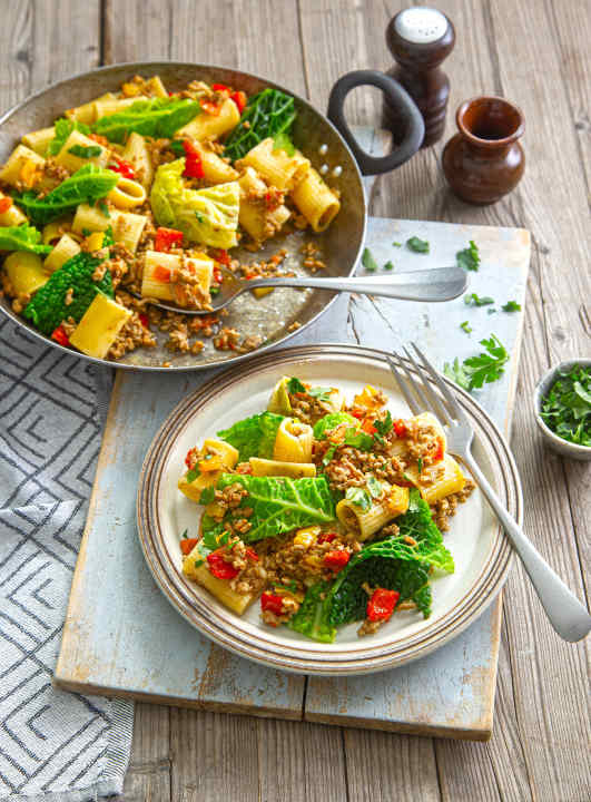 Looks summery, but fits perfectly in winter: With this savoy cabbage pasta pot, warmth comes from within.