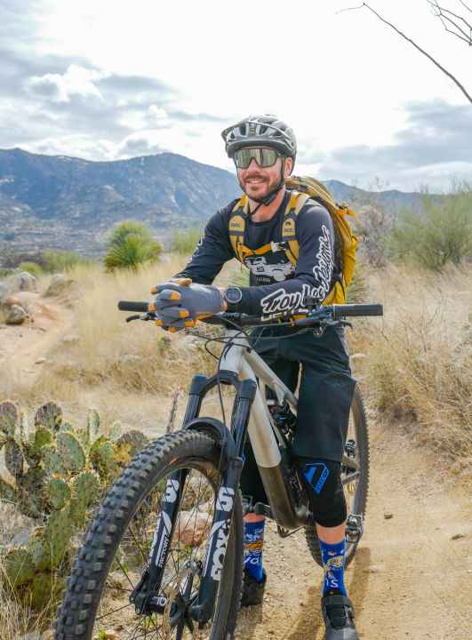 Guide Juan Del Castilio von Homegrown MTB Tours kennt jeden Trail in der Gegend und weiß alles über Kakteen.