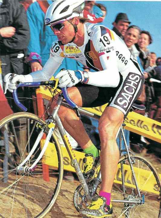 Der 1962 geborene Mike Kluge war erst als Amateur im Querfeldeinsport sehr erfolgreich, dann als Profi, auch auf der Straße. An seinen alten Stahlrennern hat er damals selbst viel geschraubt, sie trotz gemeinsamer Erfolge aber nicht behalten. Die modernen Räder seien dem einfach zu weit überlegen, sagt Kluge.