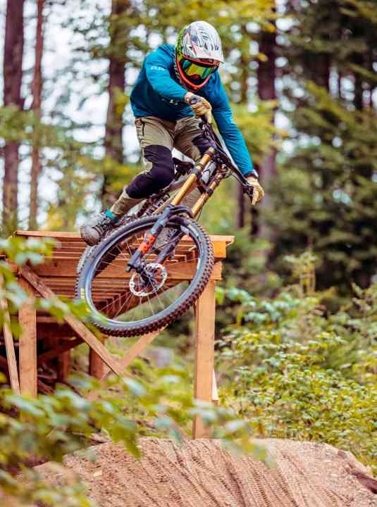 Spiel mit mir! Das Kavenz wiegt so viel wie ein Enduro, das macht es schön agil. So lässt es sich willig über Bikepark-Stunts schaukeln.