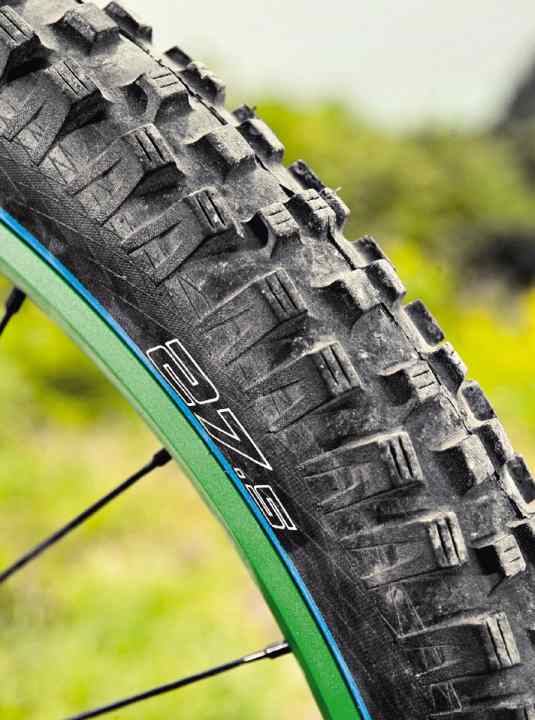   Für satten Grip und viel Dämpfung  setzt Liteville den Prototypen des neuen Magic Mary von Schwalbe auf breiten Syntace-Felgen ein.