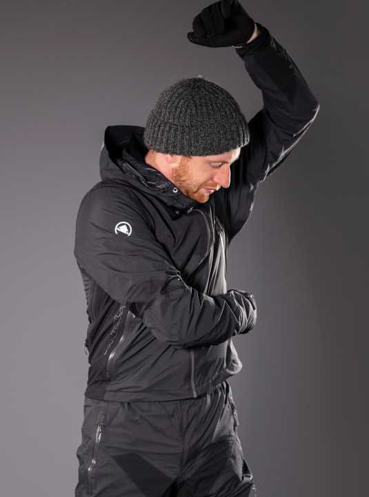   Unterarmreißverschlüsse geben großzügige Belüftungsöffnungen frei.