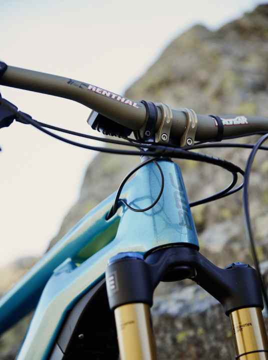   Der 800 Millimeter breite Renthal Fatbar-Lenker mit 35 Millimetern verspricht extra viel Kontrolle.