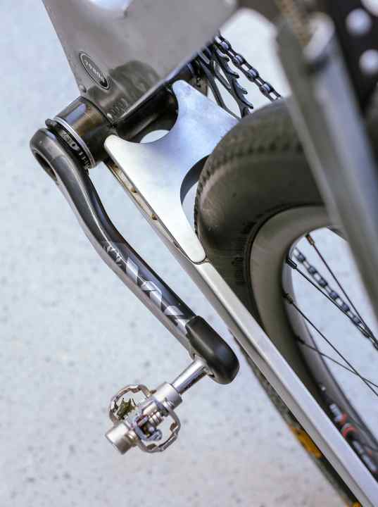 Like the head tube, the bottom bracket shell is also made of steel. Two cross plates reinforce the rigidity in this area.