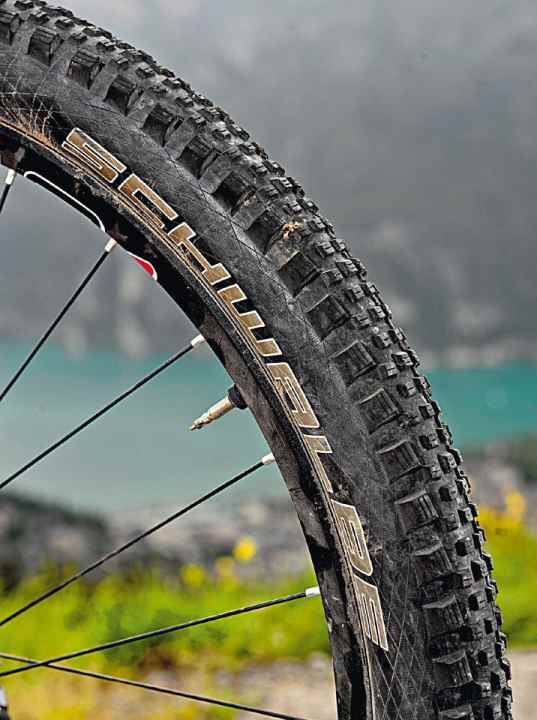   With the Supergravity tyres from Schwalbe and the new Rock-Razor profile on the rear wheel, Cube achieves good rolling characteristics and high puncture protection.