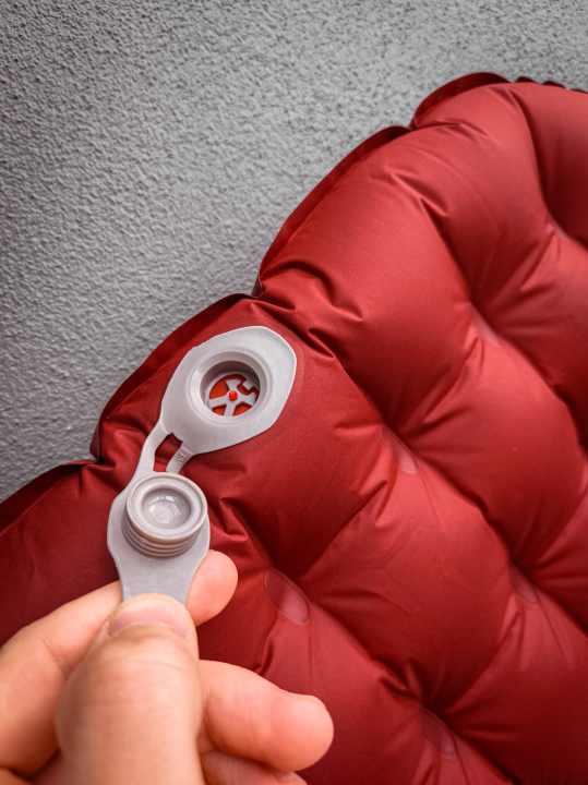 The valve is particularly flat. It is best to fill the sleeping pad with the optional pump bag