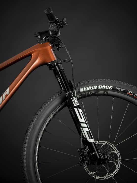 The now shorter head tube of the Merida Big.Nine carbon hardtail houses the new Rockshox Sid SL with 100 millimetres of travel.