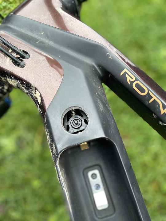 Der Schnellverschluss zur einfachen Akku-Entnahme ist genial - solange er funktioniert. Im Dauertest verabschiedete sich der goldene Knopf ohne Vorwarnung. Laut Hersteller Rotwild ein Vorserienproblem.