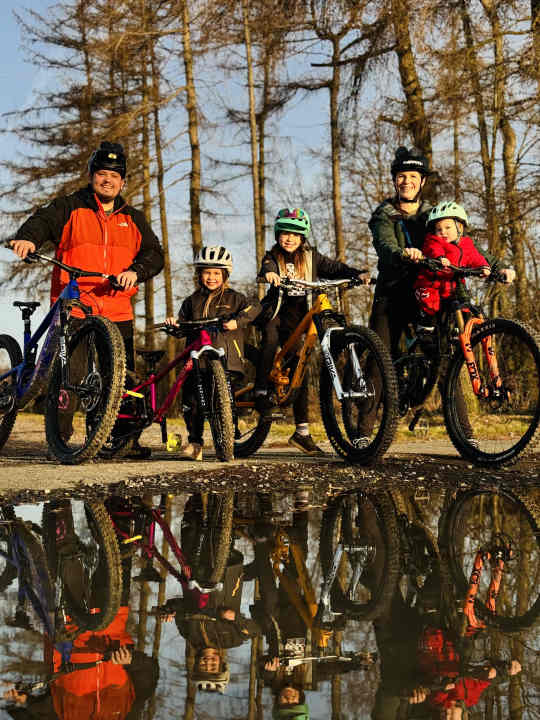 Papa Philipp hat es geschafft seine ganze Familie mit dem Bike-Virus zu infizieren. Inzwischen lieben alle fünf den Mountainbike-Sport.