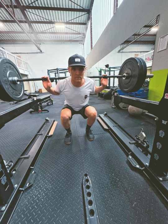 Texi does squats: "Professional athlete - dream job, but also a lot of pressure and hard work!"