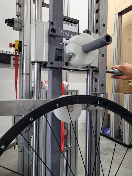 Tut weh, muss aber sein im Laufradtest: Nach nur wenigen Sekunden waren über 11.000 Euro Warenwert dahin.