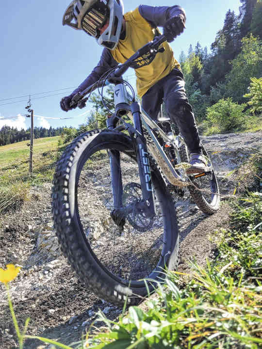 The suspension fork and shock on the Giant Faith 24 are perfectly tuned for children