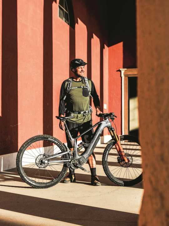 A perfect match at first glance: frequent rider Andreas Kern and his endurance test bike Bulls Vuca Evo AM 2.