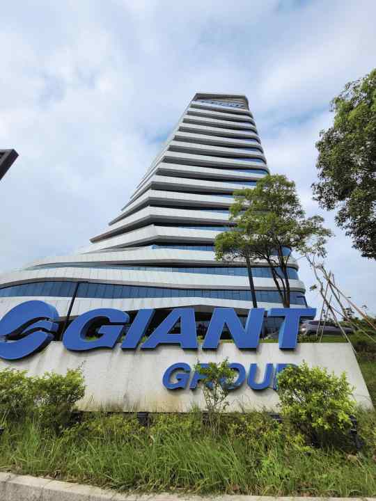 Giant produit 1.000.000 de vélos par an, ce qui en fait le plus grand fabricant au monde. Seuls 70 pour cent sont commercialisés sous la propre marque Giant et LIV