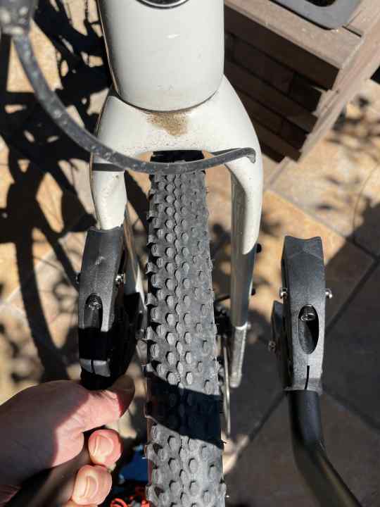 Désolé, trop large pour les vélos de gravel élancés - mais aussi pour les fourches à suspension étroites ou anciennes, comme la Fox 32.