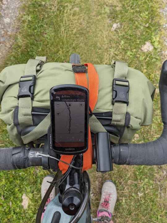 Provisorisch muss ein Spanngurt herhalten, um Tasche und Front-Rack zu stabilisieren. Auch keine Dauerlösung ...