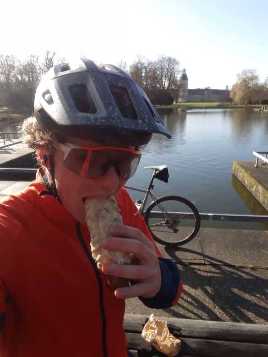 Obwohl eigentlich für den All Mountain und Trail Einsatz konzipiert, musste der Scott Argo plus Helm seinen Komfort bei einer Gravelbike-Tour mit 305 Kilometern und einer Gesamtzeit von 14,5 Stundenunter Beweis stellen.