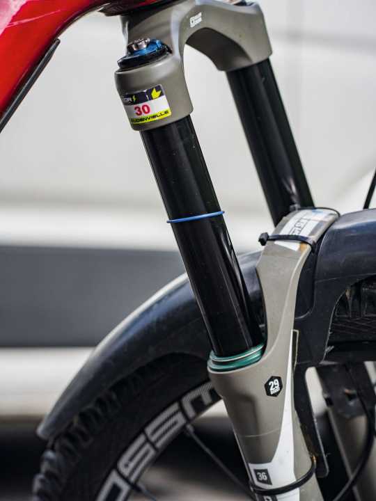 The front is fitted with an SR Suntour Durolux, albeit in the 36 instead of the 38 version.