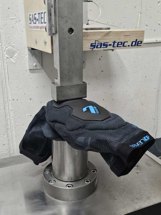 Jeder Knieschoner muss drei Schläge über sich ergehen lassen. Mittig am Knie, seitlich und am Übergang zum Schienbein