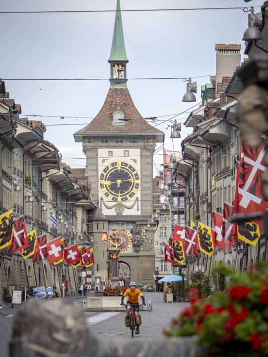 Zu manchen Anlässen zeigt sich die Berner City wie hier die Marktgasse voll beflaggt. Im Hintergrund der historische Zytglogge-Turm.